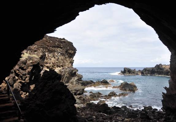 A caverna de Kai Tangata, em Rapa Nui (ou Ilha de Páscoa), ilha chilena no meio do Oceano Pacífico